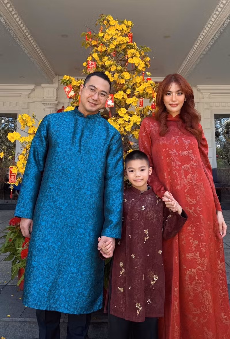 Top 11 Hoa hậu Thế giới 2015 - Lan Khuê cùng ông xã doanh nhân và cậu quý tử tay trong tay chào mừng ngày đầu năm mới. ao-dai-7.jpg