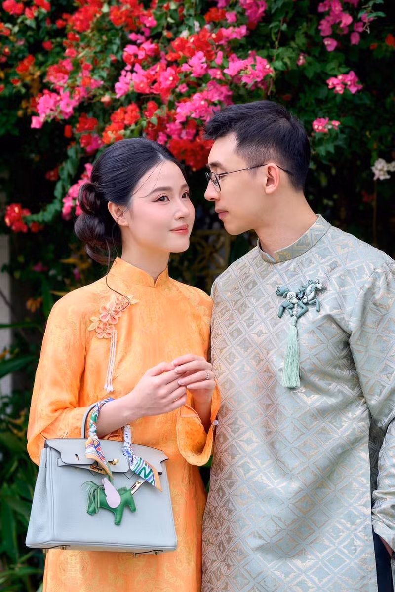Trong khi đó, nữ diễn viên xinh đẹp Midu lại ghi điểm với thiết kế áo dài cách tân, kết hợp cùng phụ kiện hàng hiệu đắt tiền. ao-dai-6.jpg