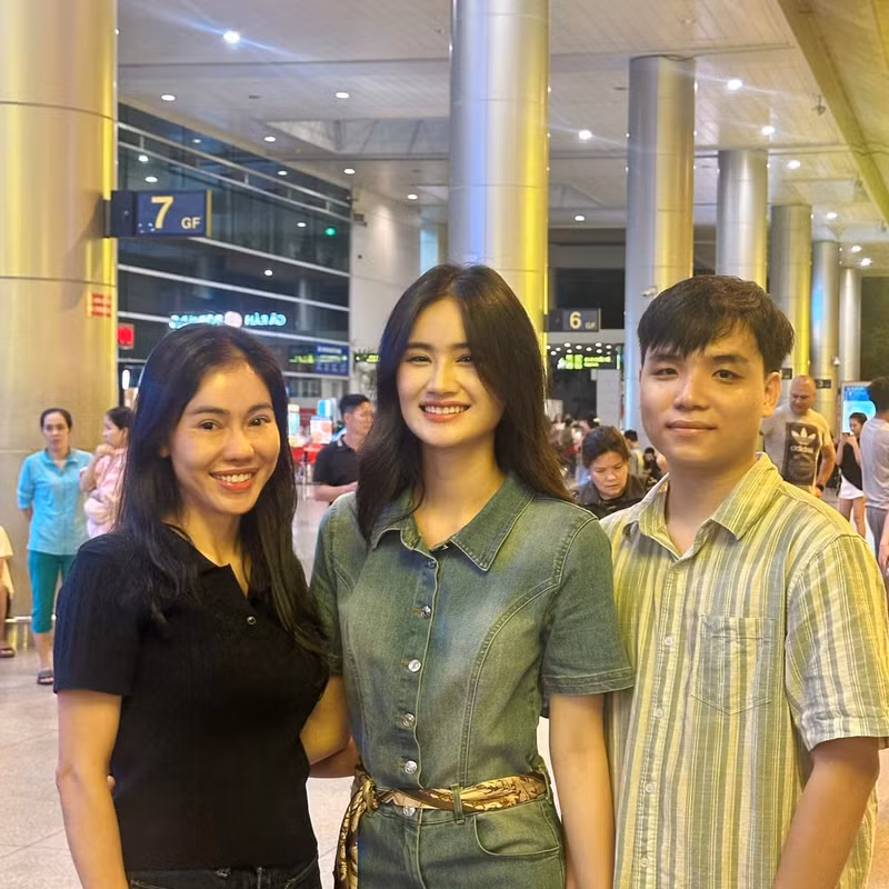 Đặc biệt, Anh Kiệt - bạn trai Hoa hậu Ý Nhi đã có mặt từ rất sớm, ôm hoa tươi chờ sẵn ở sân bay để đón bạn gái. ý nhi 1.jpg