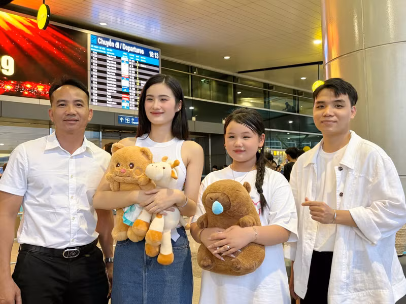 Trước đó, vào đầu tháng 6, Hoa hậu Ý Nhi cũng về nước sau gần 1 năm du học. ý nhi 9.jpg
