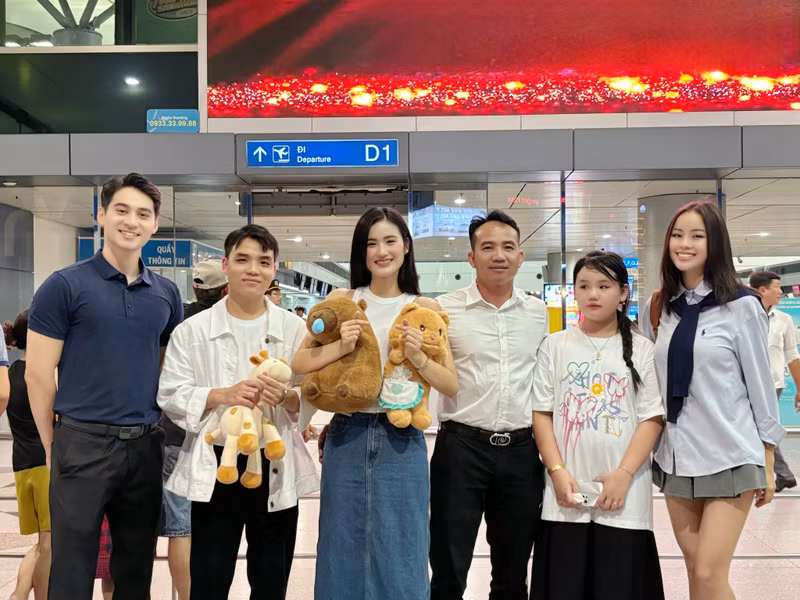 Sau khi thăm gia đình, tham gia một số hoạt động, Hoa hậu Ý Nhi quay trở lại với giảng đường đại học tại Úc. ý nhi 10.jpg