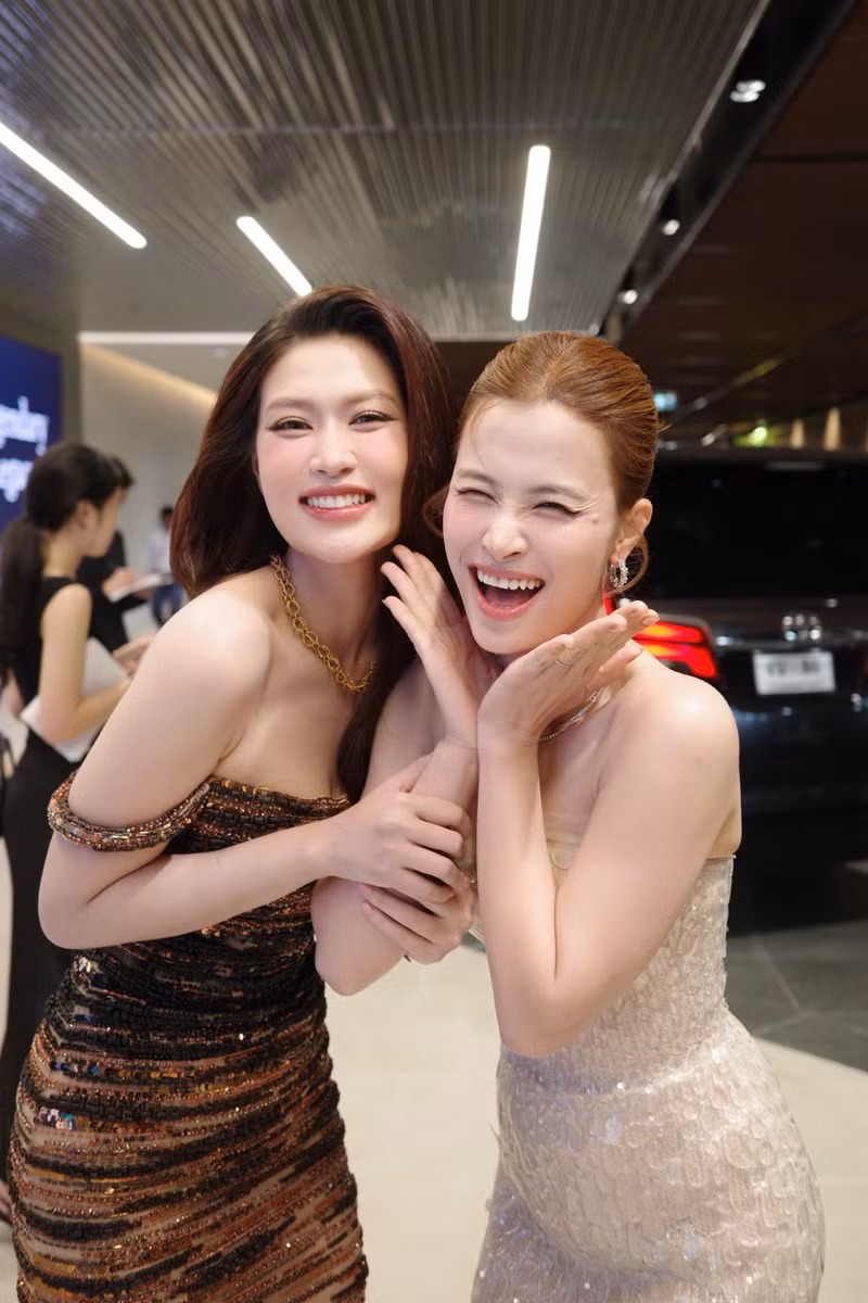 Tại đây, khán giả được chứng kiến một hình ảnh gần gũi nhưng vẫn vô cùng duyên dáng của nàng hậu, khi tự tay trải nghiệm và chia sẻ niềm yêu thích với nghệ thuật truyền thống của đất nước chùa Vàng. img-1448.jpg