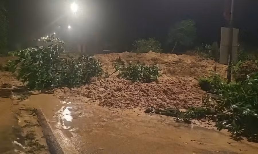 Đường Hồ Chí Minh qua địa phận huyện Phước Sơn (tỉnh Quảng Nam) vừa bị sạt lở. (Ảnh: Khu Quản lý cung cấp)