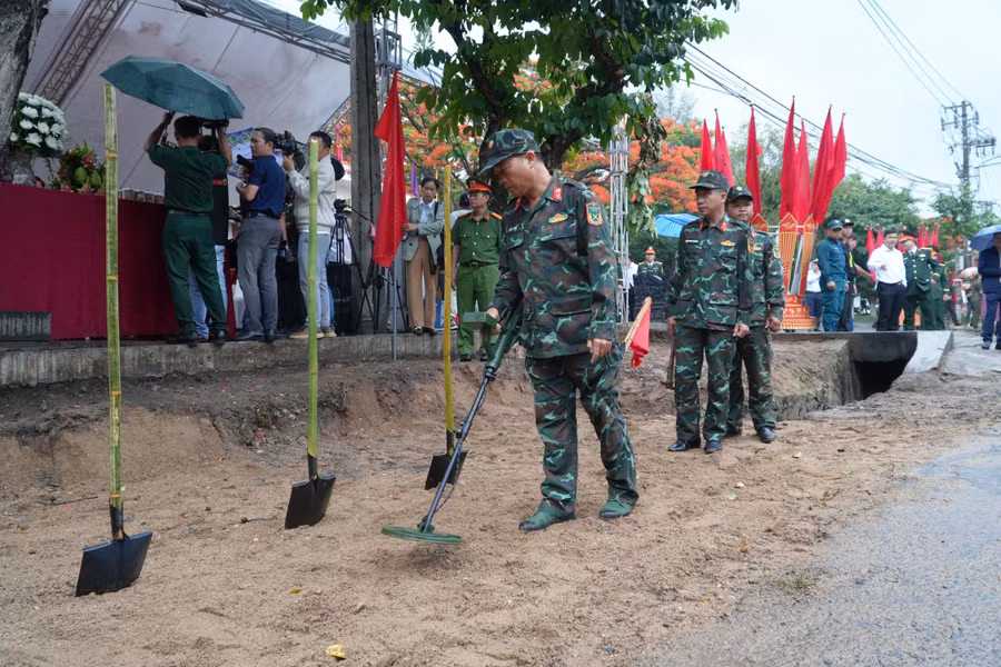 Bộ đội triển khai công tác tìm kiếm và quy tập hài cốt liệt sĩ. Ảnh: Anh Sơn Quân khu 5