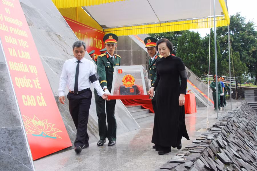 Phó Thủ tướng Phạm Thị Thanh Trà và Bí thư tỉnh uỷ Quảng Ngãi Hồ Văn Niên đưa các hài cốt liệt sĩ về nơi an nghỉ cuối cùng. 