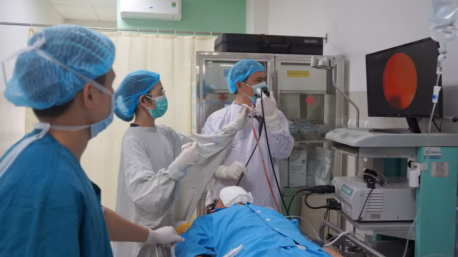 Bác sĩ nội soi lấy dị vật.