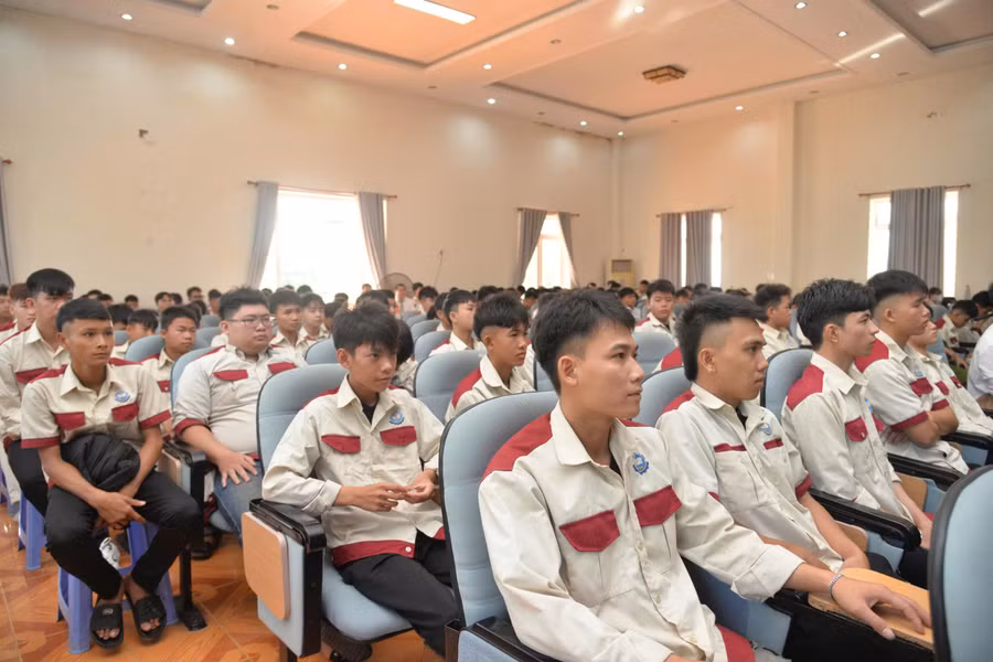 Sinh viên Trường Cao đẳng Kỹ nghệ Dung Quất. 