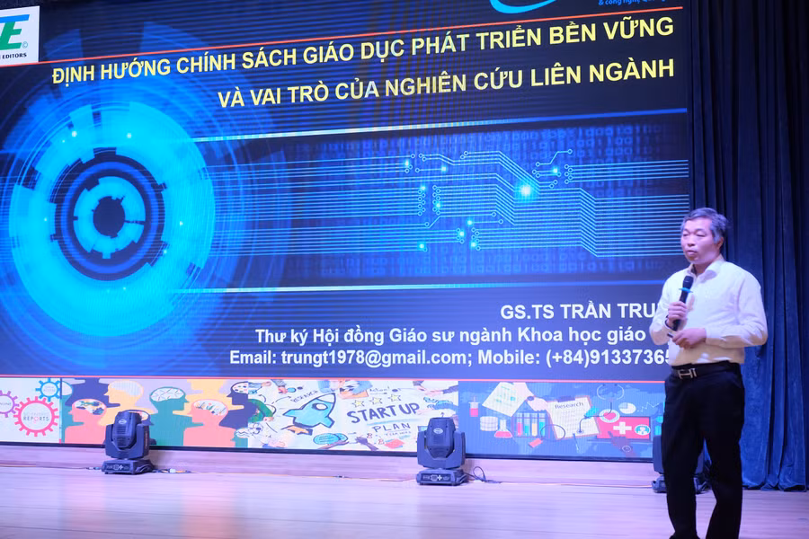 Các nhà quản lý giáo dục, chuyên gia, giảng viên đại học, nhà nghiên cứu trình bày tham luận tại Hội thảo. 