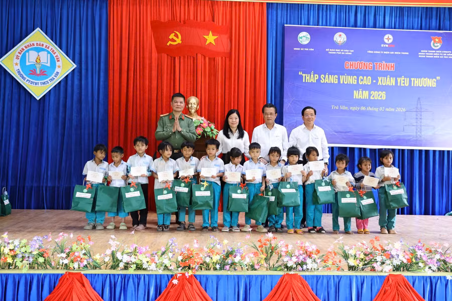 Đại diện ngành GD&ĐT TP Đà Nẵng, Tổng Công ty Điện lực miền Trung và các đơn vị tặng quà đến học sinh xã Trà Vân.