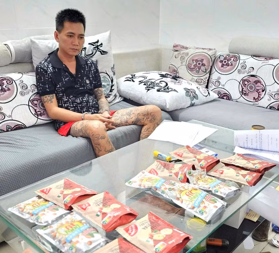 Châu Vĩnh Phú cùng tang vật. (Ảnh: CACC)