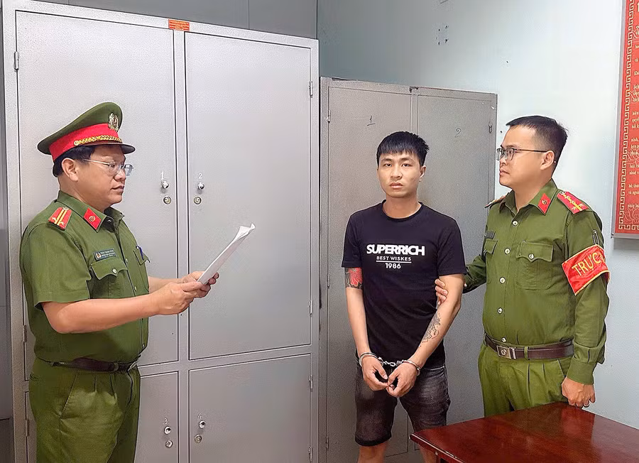 Phan Hồng Thiện tại cơ quan Công an. Ảnh: Công an cung cấp