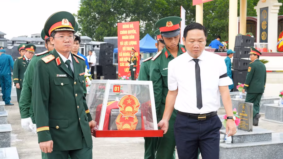 Đoàn đại biểu đưa hài cốt liệt sĩ về nơi an táng tại Nghĩa trang Liệt sĩ thôn An Hội Bắc 1 (xã Nghĩa Giang).