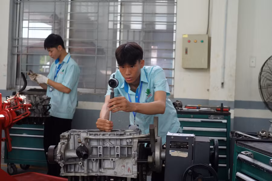 Sinh viên Trường Cao đẳng Đà Nẵng trong giờ thực hành. 