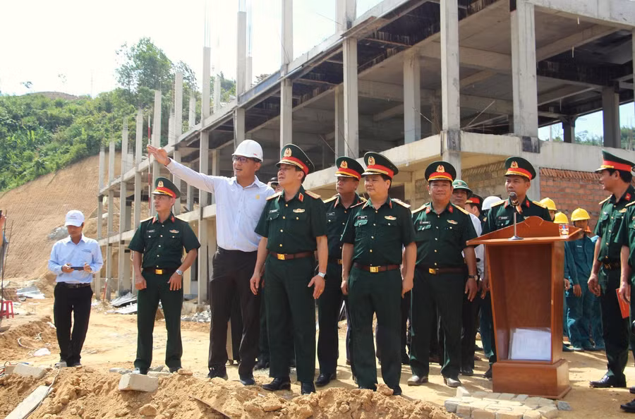 Đại diện Tổng cục Chính trị Quân đội nhân dân Việt Nam thăm và kiểm tra công trình trường nội trú vùng biên. 