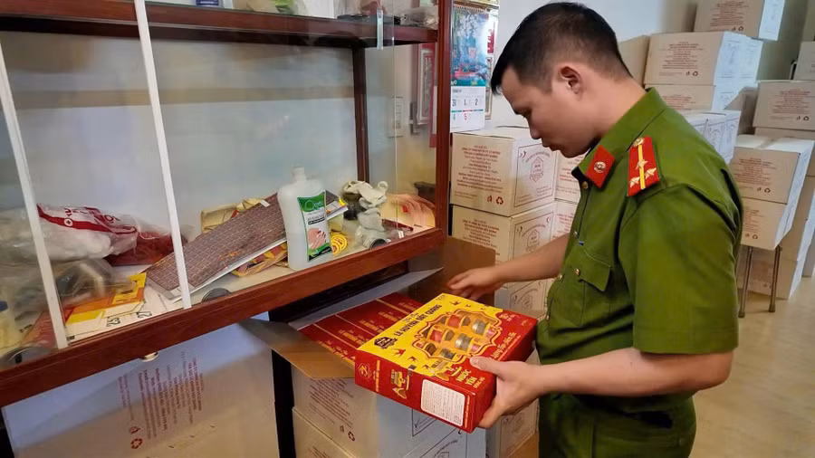 Công an phát hiện gần 11.000 hũ yến sào thành phẩm được đóng gói, dán nhãn để chuẩn bị đưa ra thị trường tiêu thụ. Ảnh: Công an cung cấp