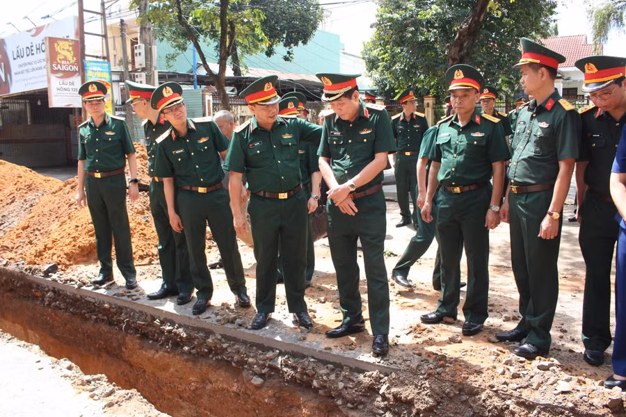 Thượng tướng Nguyễn Văn Gấu (thứ 5, từ trái qua) thăm, kiểm tra, tặng quà lực lượng làm nhiệm vụ tìm kiếm, quy tập hài cốt liệt sĩ tỉnh Quảng Ngãi.