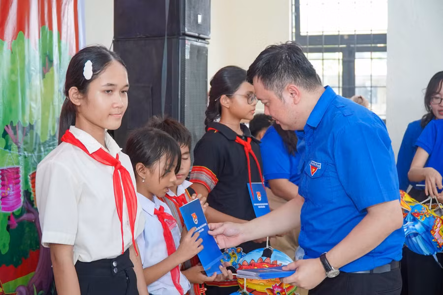 Anh Lê Công Hùng, Bí thư Thành Đoàn Đà Nẵng trao quà cho học sinh vùng khó.