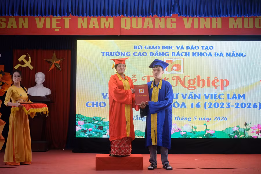 TS Nguyễn Thị Kim Phượng, Chủ tịch HĐQT Trường Cao đẳng Bách khoa Đà Nẵng trao bằng tốt nghiệp cho sinh viên.