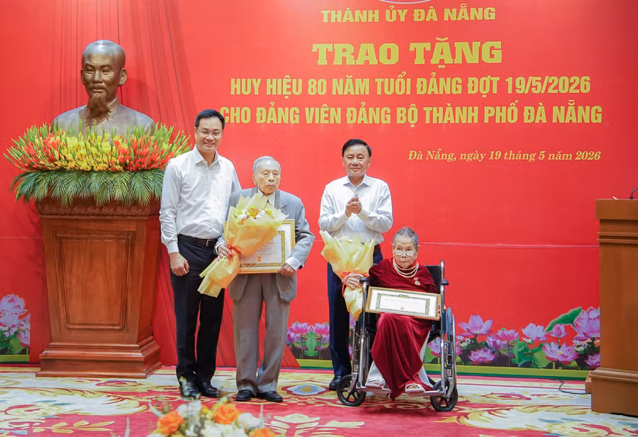 trao-huy-hieu-dang-4.jpg