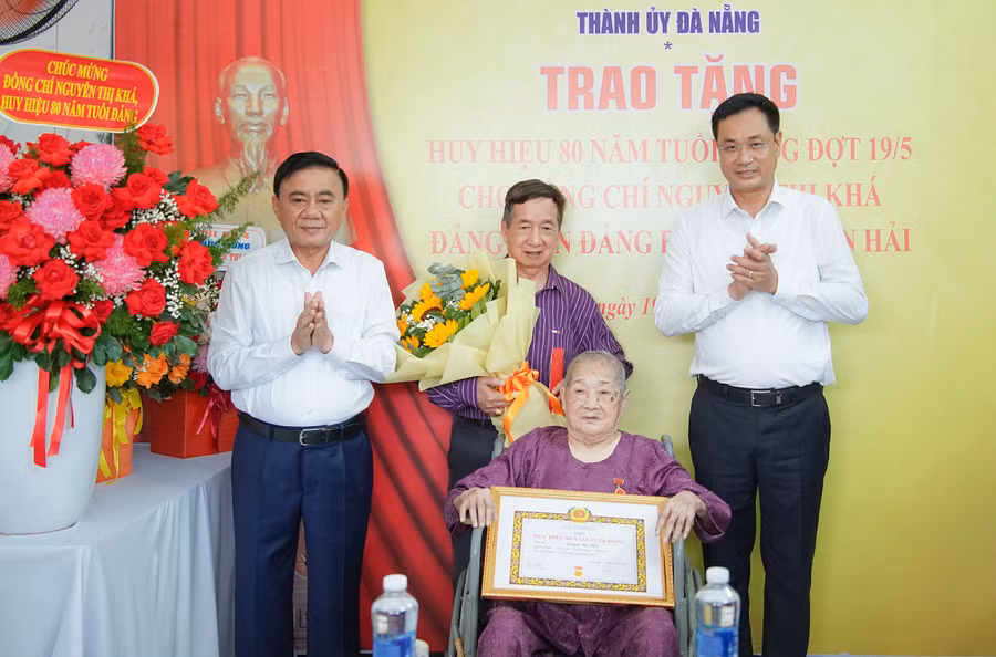 Thường trực Ban Bí thư Trần Cẩm Tú trao Huy hiệu 80 năm tuổi Đảng cho Đảng viên Nguyễn Thị Khá. Ảnh: Cổng TTĐT Đà Nẵng