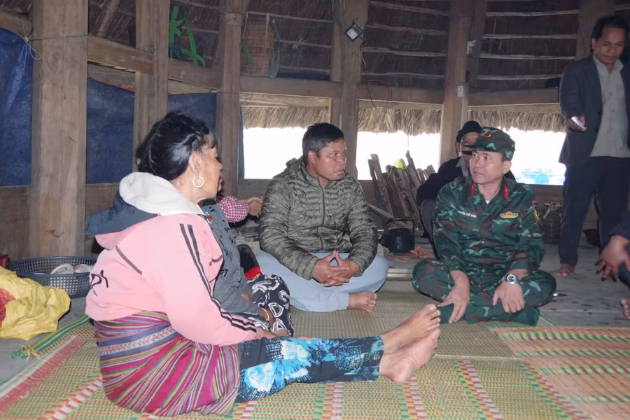 Đại tá Nguyễn Thế Vinh thăm người dân thôn Ga Ry, xã Hùng Sơn.
