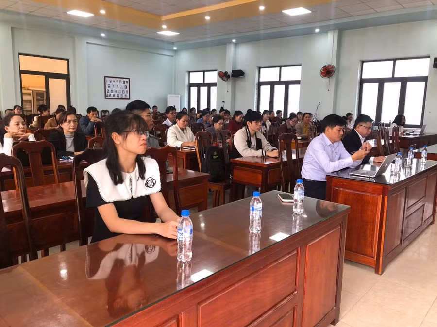 Hơn 60 cán bộ quản lý, giáo viên công tác trên địa bàn xã Bình Minh tập huấn AI.