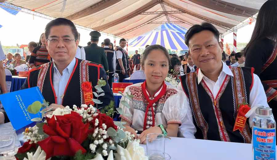 Ông Nguyễn Hoàng Giang (bìa trái), Chủ tịch UBND tỉnh Quảng Ngãi; ông Lê Quân, Thứ trưởng Bộ GD&amp;ĐT chụp ảnh cùng học sinh tại lễ khởi công.