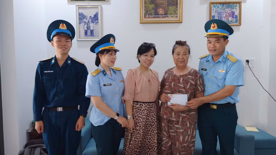 Thượng tá Trịnh Văn Ngọc (bên phải ngoài cùng), Phó Chính ủy Trung đoàn tặng quà cho bà Võ Thị Bích Ngọc, thương binh 2/3 (phường An Hải, TP Đà Nẵng).