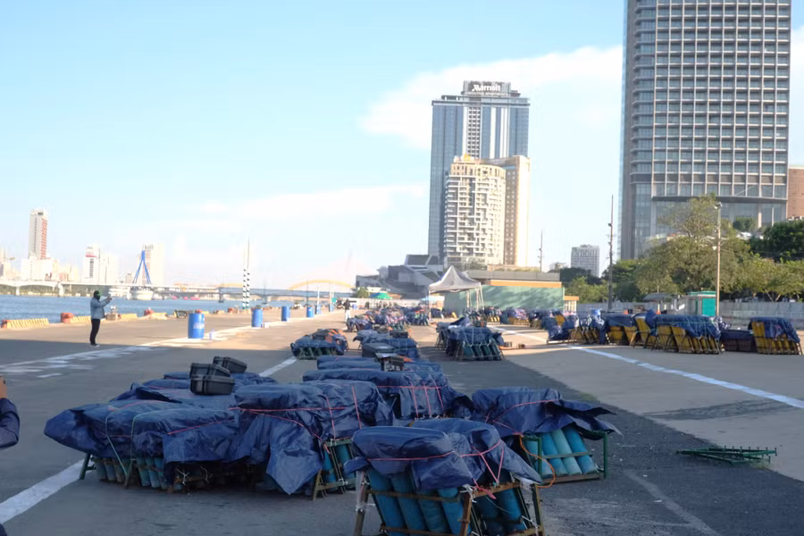 Trận địa pháo hoa trước giờ khai mạc. 
