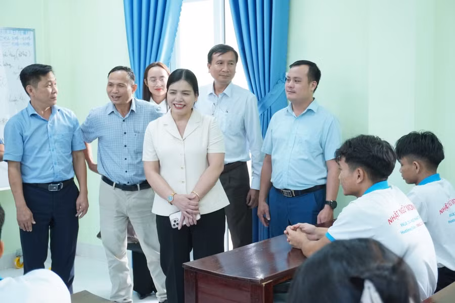 Phó Chủ tịch Thường trực UBND tỉnh Y Ngọc đến thăm, động viên học viên lớp tiếng Nhật. Ảnh: Cổng TTĐT Quảng Ngãi dsc09987.jpg