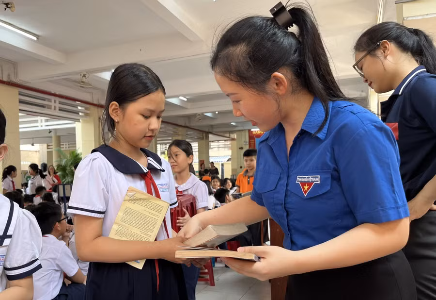 Học sinh Trường Tiểu học Bạch Đằng mang sách đã đọc đến góp sách.