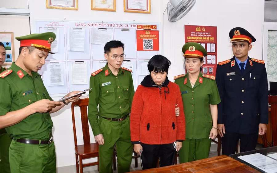 Công an tống đạt quyết định khởi tố bị can và bắt tạm giam đối với Tô Thị Ty Na. (Ảnh: CACC)