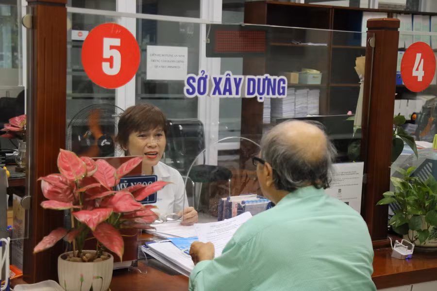 Người dân đến làm thủ tục hành chính ở Đà Nẵng thuận lợi, suôn sẻ. 