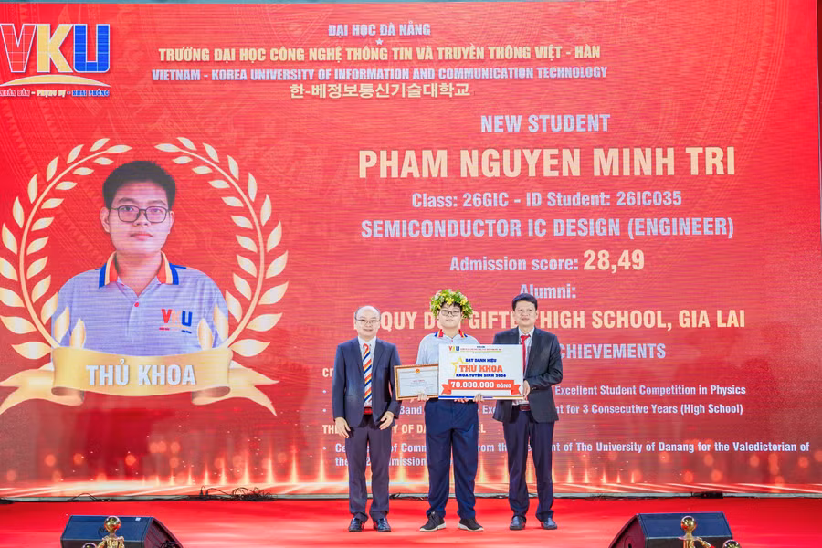 Vinh danh Thủ khoa đầu vào của Trường VKU năm 2026.