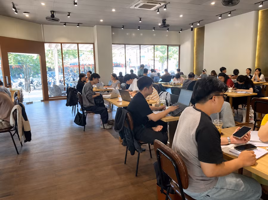 khong-gian-ben-trong-mot-quan-ca-phe-tai-phuong-lien-chieu-dong-kin-sinh-vien-mang-laptop-den-hoc-bai-lam-do-an-giua-nhung-ngay-nhiet-do-ngoai-troi-tang-cao.png