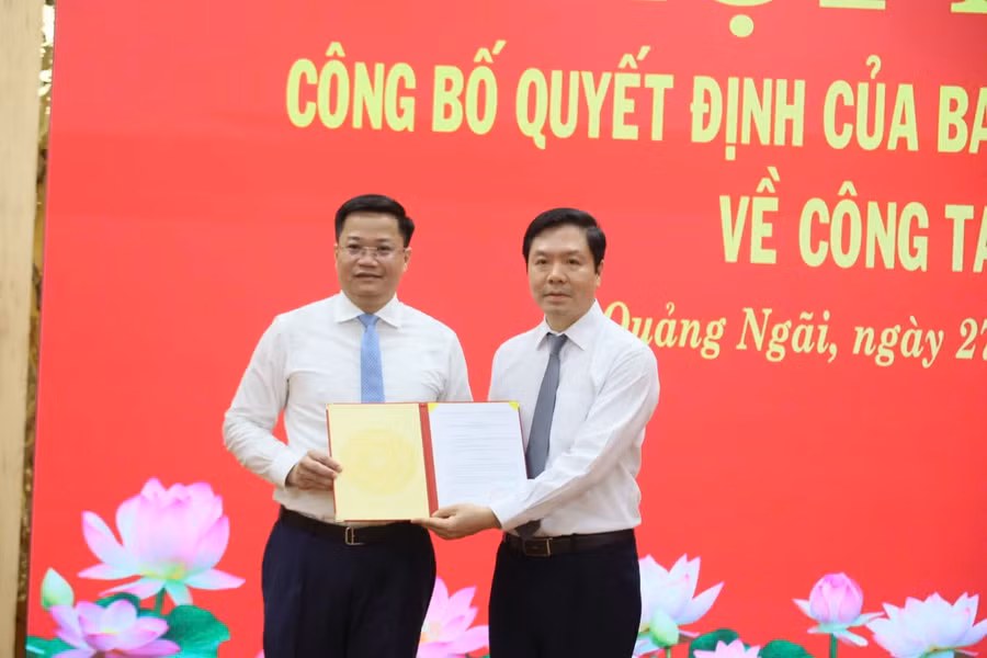 Ông Trịnh Mạnh Linh (bên phải), Phó Trưởng Ban Tổ chức Trung ương trao Quyết định cho ông Nguyễn Đức Tâm (bên trái). 