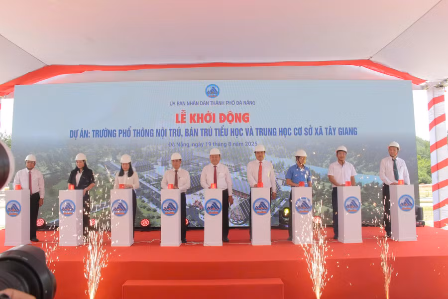 Lãnh đạo UBND TP Đà Nẵng và các đơn vị thực hiện nghi thức khởi động dự án Trường phổ thông nội trú, bán trú Tiểu học và THCS xã Tây Giang.