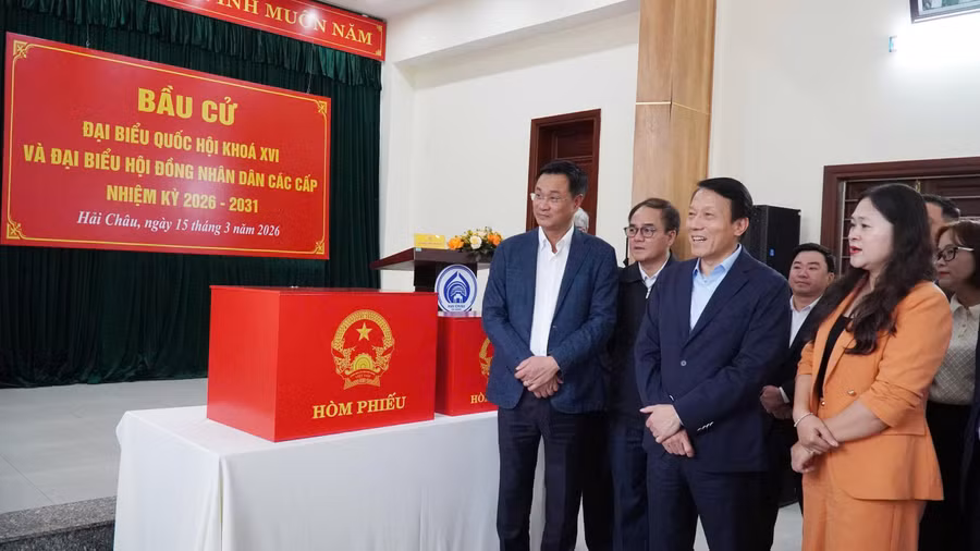 Đại tướng Lương Tam Quang kiểm tra công tác chuẩn bị bầu cử tại phường Hải Châu (TP Đà Nẵng).