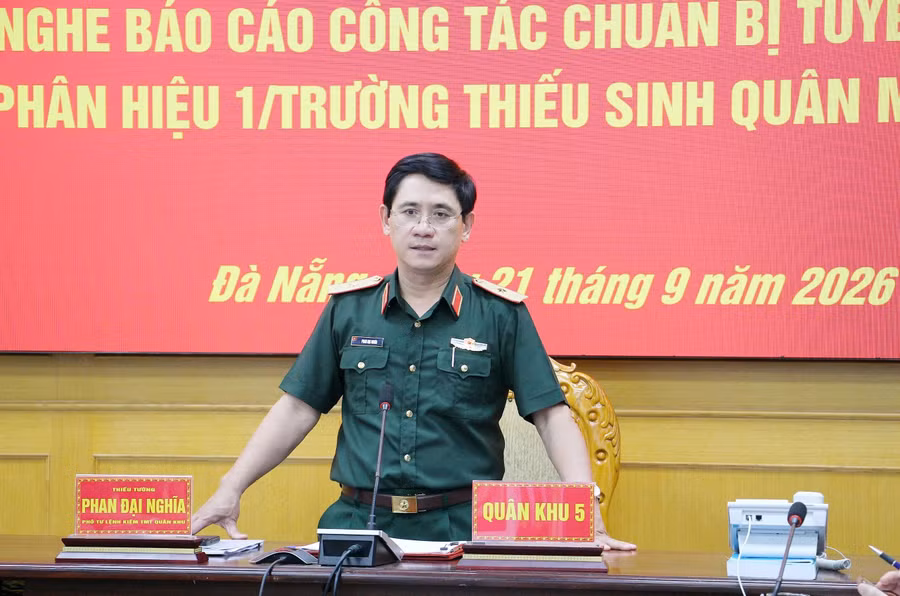 Thiếu tướng Phan Đại Nghĩa, Phó Tư lệnh kiêm Tham mưu trưởng Quân khu 5 chủ trì Hội nghị. Ảnh: Kiều Linh img-20260921-190348.jpg