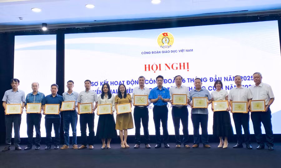 Ông Nguyễn Ngọc Ân - Chủ tịch Công đoàn Giáo dục Việt Nam trao chứng nhận Cơ quan, đơn vị đạt chuẩn văn hóa giai đoạn 2023-2025.