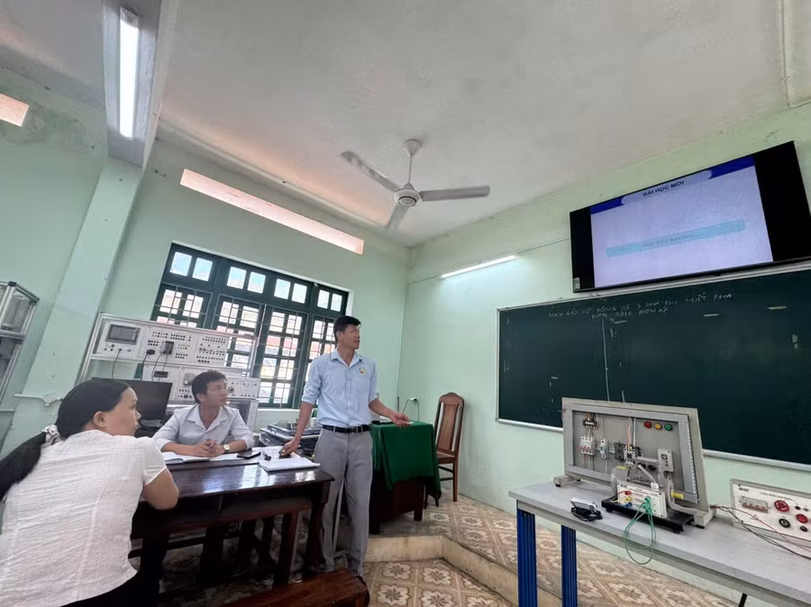 Các nhà giáo trong bài giảng trực tiếp. 