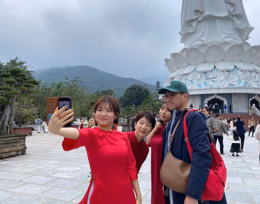 Du khách Hàn Quốc “check-in” tại chùa Linh Ứng trên bán đảo Sơn Trà (TP Đà Nẵng). 