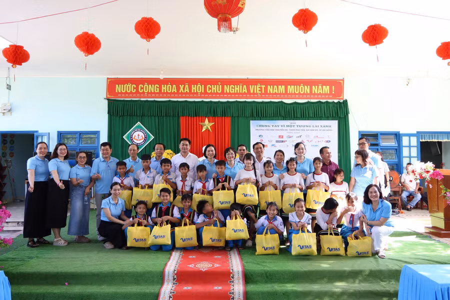 Trao quà cho học sinh đồng bào Cor.