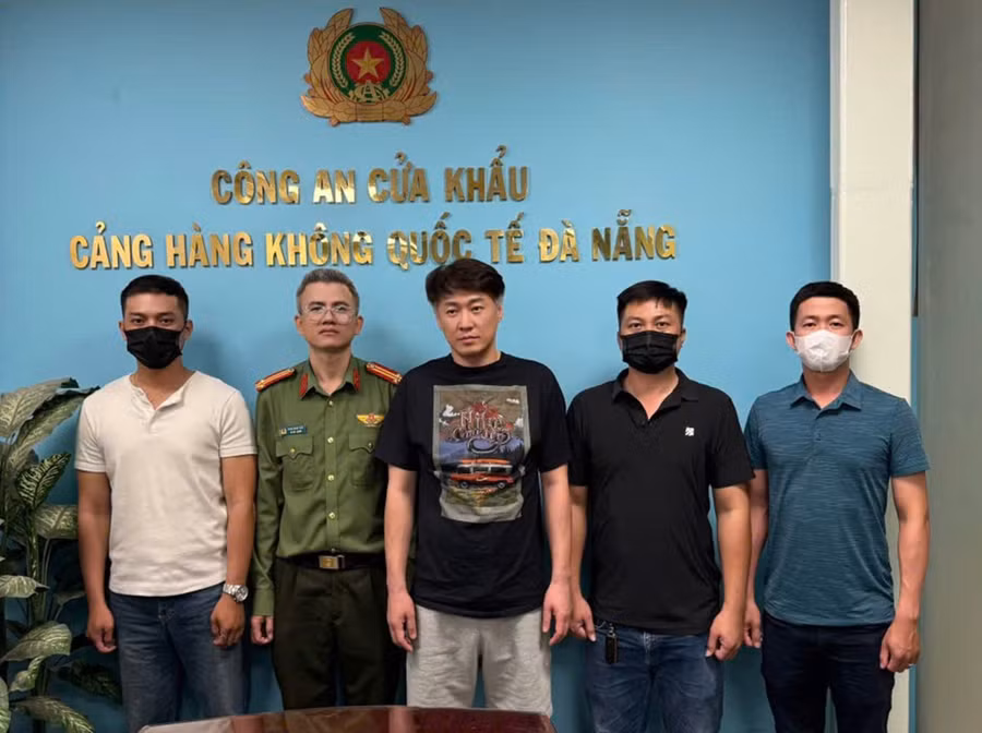 Công an bắt giữ Joo Young Su. Ảnh: Công an cung cấp