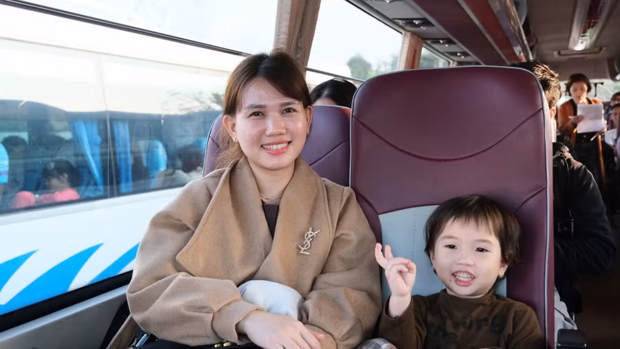 Chị Nguyễn Thị Hiền cùng con gái vui vẻ trở về quê trên chuyến xe Công đoàn.