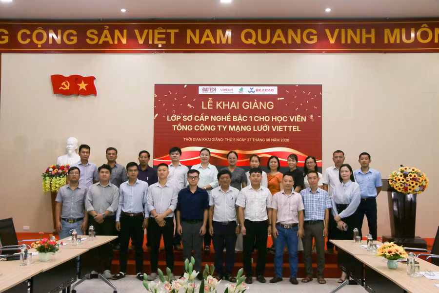 Khai giảng lớp học.