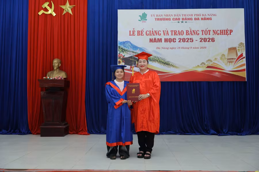 Trao bằng tốt nghiệp cho học sinh trình độ trung cấp.