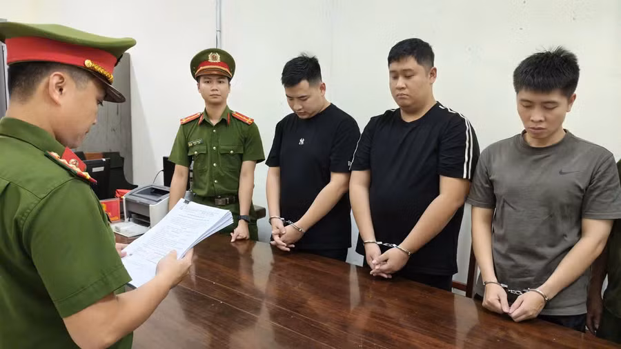 Công an tống đạt quyết định khởi tố và bắt tạm giam 3 thanh niên. (Ảnh: CACC)