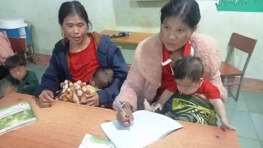 Lớp học xóa mù chữ ở thôn Ngọc Leang, xã Tu Mơ Rông do giáo viên Trường Tiểu học Kim Đồng giảng dạy.