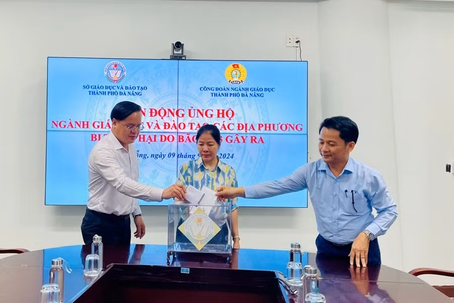 Lãnh đạo ngành GD&ĐT TP Đà Nẵng quyên góp, ủng hộ người dân các tỉnh phía Bắc. Ảnh: Sở GD&ĐT